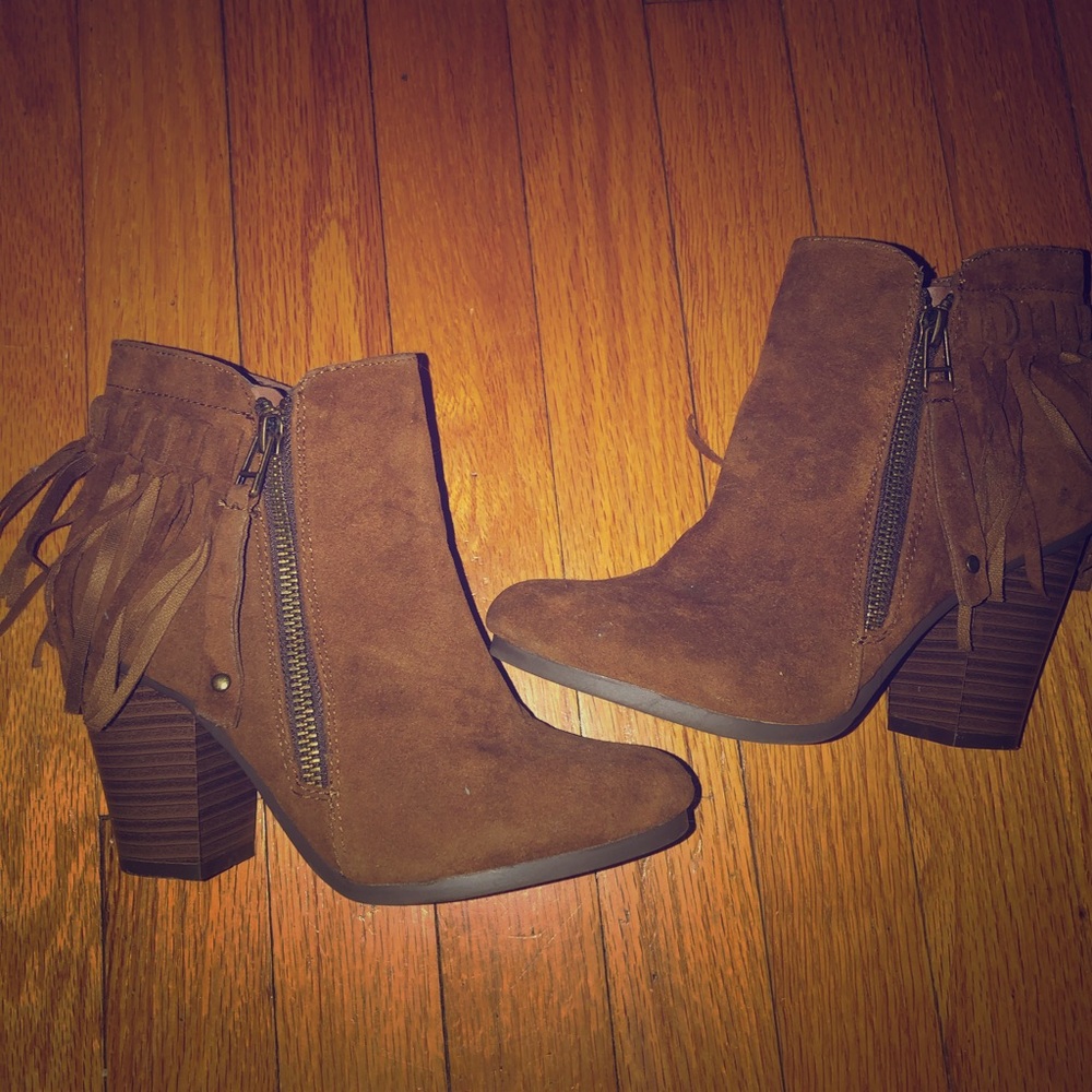 • Brown Fridge Heels • Size 6 •
